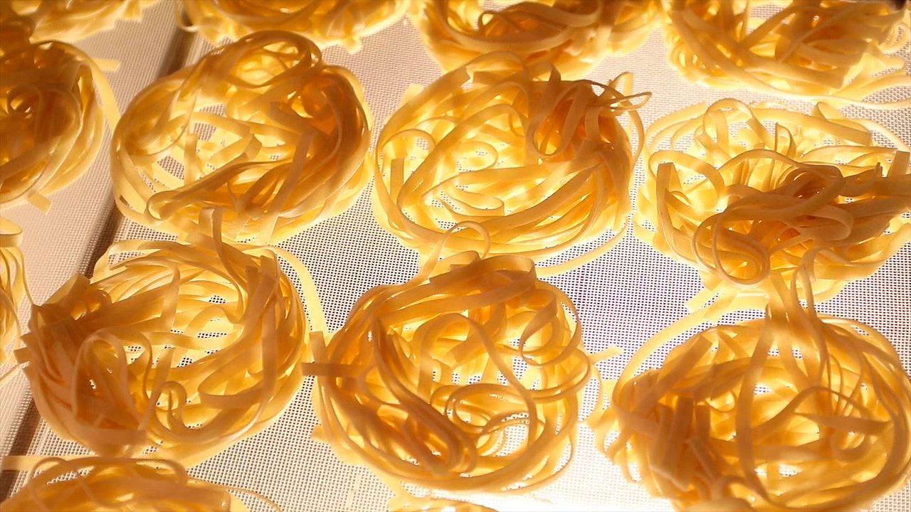 Pasta - Antico Pastifico Umbro, handwerklich hergestellt, gelegte Nudelnester