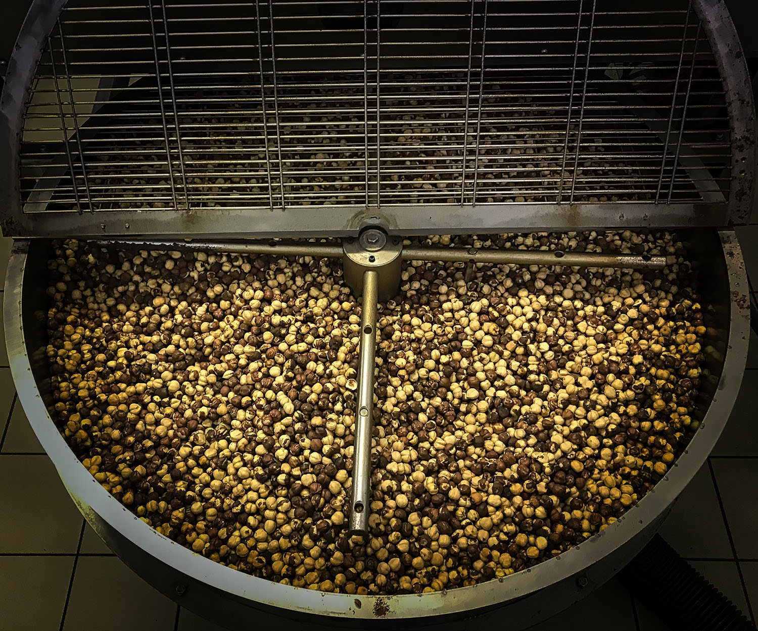 Piemonteser Haselnuss, Produktion der gerösteten Nüsse