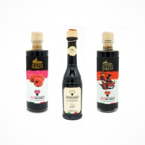 Durch die lange Reifung in Edelholzfässern entsteht der zusätzlich süßliche Geschmack. Der dunkelbraune Essig ist ideal geeignet zu gegrilltem Fleisch, Gemüse, Salaten, Pasta und allen mediterranen Vorspeisen.Essig mit Himbeere, Chili udn der Klassiker der Balsamessige