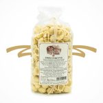 Orecchiette, köstliche italienische Pasta, die in den Regionen Apulien und Basilikata sogar eine Art Nationalgericht sind. Traditionell werden sie mit Olivenöl, Knoblauch, Peperoncini, Blattspinat und Pecorino zubereitet. Ausgewählte Zutaten und handwerkliche Sorgfalt machen diese Pasta sehr besonders. Das zur Herstellung verwendete Wasser kommt aus den Bächen am Monte Subasio und gibt der Pasta die perfekte unverwechselbare Konsistenz. Dadurch nimmt die Pasta hervorragend Saucen auf. Genuss und Geschmack, ganz wie in Italien.