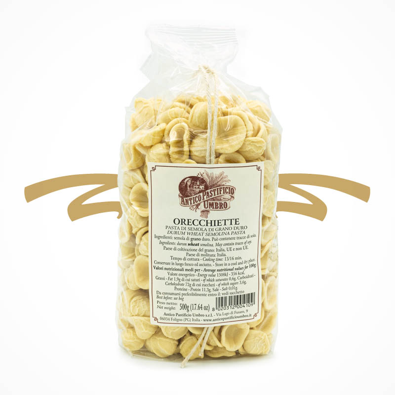 Orecchiette, köstliche italienische Pasta, die in den Regionen Apulien und Basilikata sogar eine Art Nationalgericht sind. Traditionell werden sie mit Olivenöl, Knoblauch, Peperoncini, Blattspinat und Pecorino zubereitet. Ausgewählte Zutaten und handwerkliche Sorgfalt machen diese Pasta sehr besonders. Das zur Herstellung verwendete Wasser kommt aus den Bächen am Monte Subasio und gibt der Pasta die perfekte unverwechselbare Konsistenz. Dadurch nimmt die Pasta hervorragend Saucen auf. Genuss und Geschmack, ganz wie in Italien.