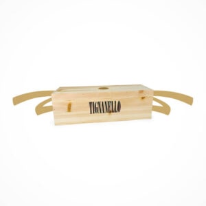 Anlage oder Genuss - eine Rarität!Tignanello 2019 Magnumflasche in der Holzkiste (Original verpackt) - ein Meilenstein aus der Geschichte des Weins, der von einem einzigen Weinberg produziert wird. Der erste Sangiovese der im Barrique verfeinert wurde und einer der ersten Rotweine dem keine weißen Rebsorten hinzugesetzt wurden. Er wird aus Sangiovese-, Cabernet Sauvignon- und Cabernet Franc-Trauben hergestellt. Sein Etikett wurde 1974 von einem berühmten Grafiker und Designer mit dem Familienwappen Antinori, entworfen. Tignanillo ist bekannt für sein intensives Rubinrot im Glas. An der Nase verbinden sich Noten von reifen, roten Früchten- wie Amarenakirsche und Johannisbeere, delikat integriert mit Aromen von Vanille, Minze und Gewürzen. Am Gaumen ist der Tignanello seidig mit raffinierten Tanninen, ausgewogen, intensiv mit komplexem und anhaltendem Finish. Ein sehr eleganter und harmonischer Wein mit erstklassigem Reifepotential! Er passt hervorragend zu Rind, Kalb, Lamm, Geflügel, Geräuchertem und gereiftem Käse. Zum Wohl!