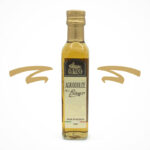 Condimento Balsamico Bianco aus Modena von Acetaia Sereni - strohgelb mit schöner Balance aus Säure und Süße und angenehm fruchtigem Geschmack. Der weiße Balsamico ist perfekt geeignet in der Küche für Salatdressings, speziell zu Blattsalaten, zum Marinieren von Gemüse, Fisch, Fleisch oder auch zum Verfeinern von Suppen und Fruchtsalat.