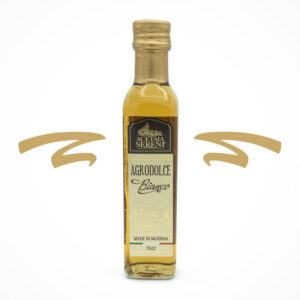 Condimento Balsamico Bianco aus Modena von Acetaia Sereni - strohgelb mit schöner Balance aus Säure und Süße und angenehm fruchtigem Geschmack. Der weiße Balsamico ist perfekt geeignet in der Küche für Salatdressings, speziell zu Blattsalaten, zum Marinieren von Gemüse, Fisch, Fleisch oder auch zum Verfeinern von Suppen und Fruchtsalat.