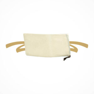 Die schlichte Baumwolltasche eignet sich perfekt zur Aufbewahrung und zum Schutz des Trüffelhobel. Wichtig: den Trüffelhobel immer sauber und trocken in den Beutel geben. Maße: Länge: 23cm Breite: 11cm