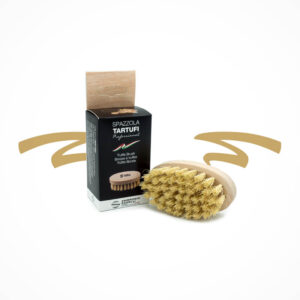 Mit der Trüffelbürste lassen sich Trüffel und Pilze schonend reinigen. Die feinen Borsten entfernen sandige und erdige Rückstände - die perfekte Küchenhilfe. Der Holzgriff ist aus Buchenholz, die Borsten aus 100% natürlichen Tampico Fasern. Wichtig: Die Bürste immer von Hand reinigen. Länge: 9cm Breite: 5cm Höhe: 3,5cm zum Reinigen von Pilzen, Champignons und Trüffel