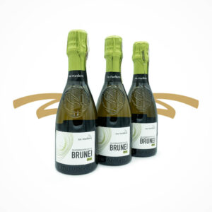 Brunei Brut Prosecco Valdobbiadene Superiore DOCG 3x0,375l - grandioser Prosecco des Weingutes La Tordera. Elegant, frisch und ausgewogen. Blumiges Bouquet mit fruchtigen Noten von unreifer Birne, grünem Apfel und Litschi. In der Nase Noten von Traube, Jasmin und Thymian, im Abgang Nuancen von Limette. Am Gaumen gibt er sich frisch und harmonisch, erinnert an Apfel und überzuegt mit langem und ausgewogenem Finish. Brunei DOCG Prosecco in der kleinen Flasche - zum Teilen oder dreimal genießen - passt super zu Risotto, Pasta, Meeresfrüchten, Fisch, Antipasti. Auf Grund seines starken Charakter perfekt auch als Aperitif geeignet. Saluti! Bester genuss, traumhafter Prosecco, fruchtig und trocken