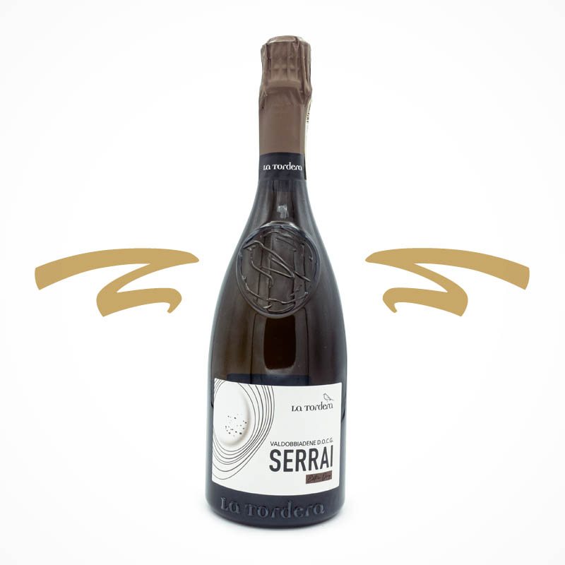 Lieblingsprosecco, fructig, lecekr Serrai Valdobbiadene DOCG Extra Dry - komplexer Charakter der zum Aperitif einlädt. Im Glas kristallklar und strohgelb mit grünlichen Reflexen. In der Nase überzeugen Noten von Williams-Birne, Calla-Blüten und Glockenblume. Am Gaumen präsentiert er eine ausgewogene Harmonie von Süße und Säure in Kombination mit einer leichten Würzigkeit. Es folgt ein anhaltender Abgnag mit angenehm fruchtigem Nachgeschmack. Angenehm zu trinken auf Grund der typisch für das Weingut La Tordera feinen Perlage. Perfekt zum Aperitif, Vorspeisen, Fischgerichten, Spargel, Risotto, Pasta, Desserts, Früchten und einfach unverzichtbar im Sommer. Saluti!