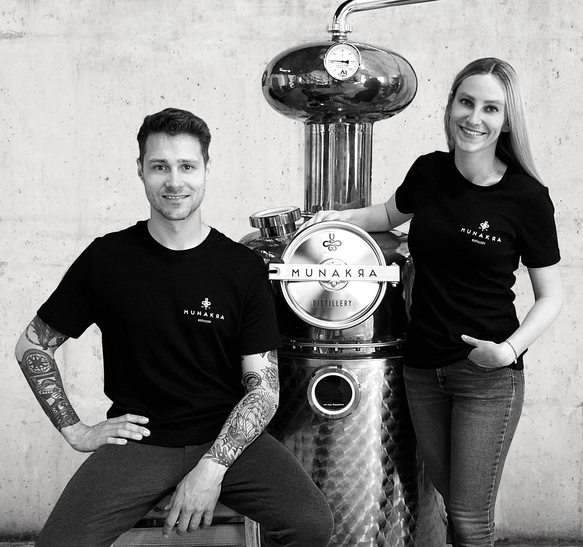 Sarah und Rene. Munakra Gin – HANDCRAFTED VIENNA DRY GIN, eine Wacholderspirituose mit außergewöhnlicher, ausbalancierter Aromatik und floralen Zitrusnoten. Geheimnisvoll. Natürlich. Handgemacht.