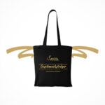 season delicatessen Baumwolltasche mit langen Henkeln, schwarz mit goldfarbenem Aufdruck, Ideal, um Einkäufe nach Hause zu tragen aber auch als Alltags-Handtasche eine super Alternative. Ob beim Schlendern durch die Stadt, Treffen mit Freunden zum Kaffee oder dem Besuch der Familie - mit dieser Tasche trägst du nebem Geschmack auch immer Verantwortung. Sag "NEIN" zu Plastik und entscheide dich für diese natürliche Baumwolltasche.
