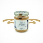 Lavendelhonig aus der Provence, ein heller, streichzarter und aromatischer Honig von den lilablauen Lavendelfeldern Südfrankreichs. Er zeichnet sich durch seine Cremigkeit und sein vollmundiges Aroma mit feiner Süße aus. Ein wahrer Genuss als Brotaufstrich und zum Süßen von Speisen.