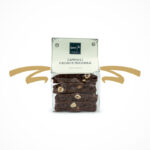 Cantucci Cacao e Nocciola – dieser Mandelgebäck Klassiker aus Italien mit Kakao und ganzen Haselnüssen. Ideal zu Kaffee, Tee und als süßer Snack.